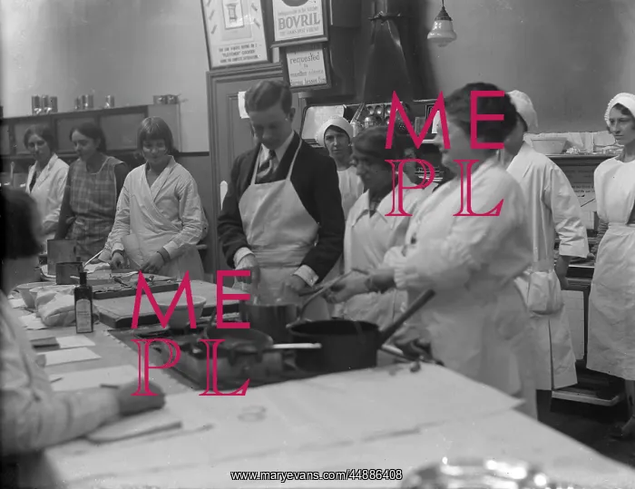 : COOKERY CLASS 1930S : COOKERY CLASS 1930S