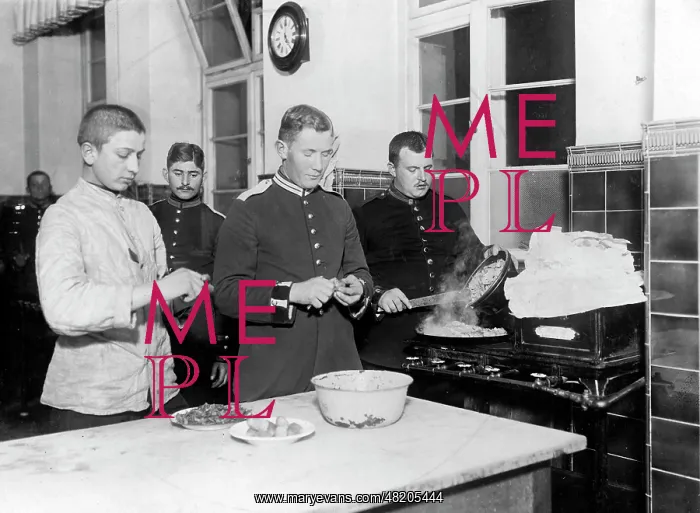 : Cooking class for soldiers, 1914 : Cooking class for soldiers, 1914