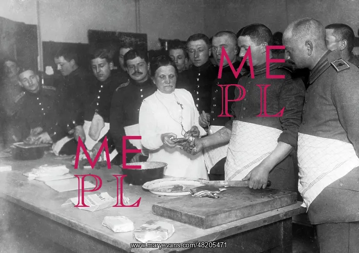 : Cooking class for soldiers, 1915 : Cooking class for soldiers, 1915