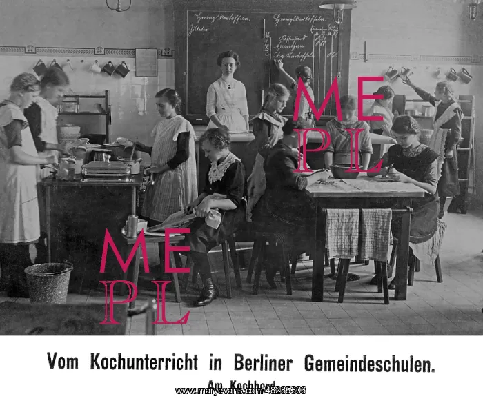 : Cooking lessons in a Berlin community school, 1914 : Cooking lessons in a Berlin community school, 1914