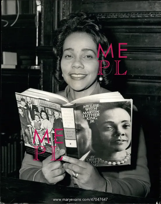 : Coretta Scott King with her autobiography, London : Coretta Scott King with her autobiography, London