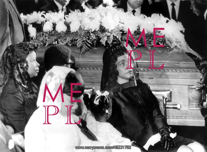 : Coretta Scott King, with her daughters, ? : Coretta Scott King, with her daughters, ?