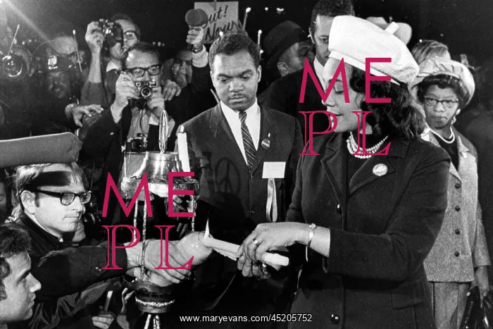 : Coretta Scott King lights candle at anti ? : Coretta Scott King lights candle at anti ?