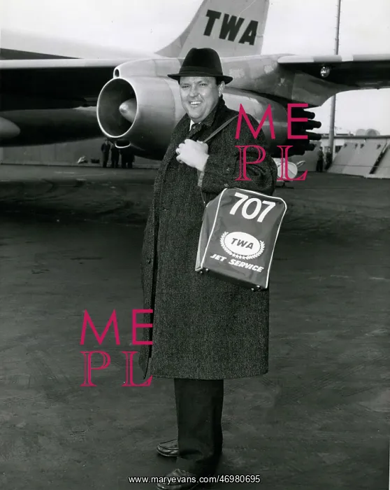 : Cornell MacNeil, opera singer, en route to San Francisco : Cornell MacNeil, opera singer, en route to San Francisco