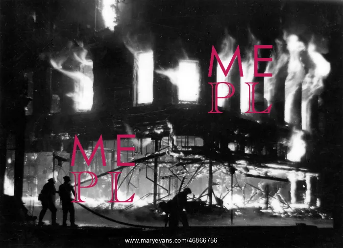  : Corner store ablaze - Blitz on London - WW2