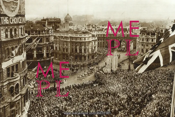 : Coronation 1953, crowds in Trafalgar Square : Coronation 1953, crowds in Trafalgar Square