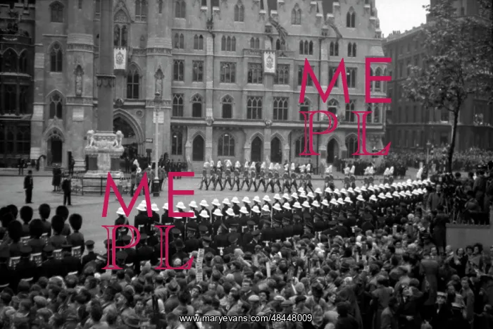 : Coronation. March towards Abbey : Coronation. March towards Abbey