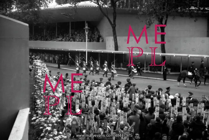 : Coronation. Pikemen arrive with drummers : Coronation. Pikemen arrive with drummers