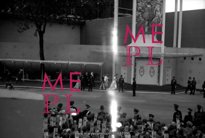 : Coronation. VIPs arriving as side entrance : Coronation. VIPs arriving as side entrance