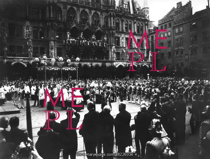 : Corpus Christi procession on the Marienplatz, 1907 : Corpus Christi procession on the Marienplatz, 1907