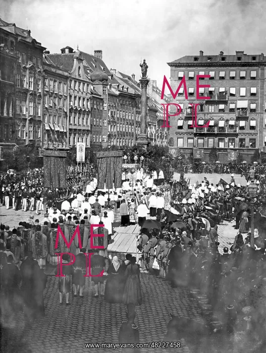 : Corpus Christi procession on the Marienplatz : Corpus Christi procession on the Marienplatz