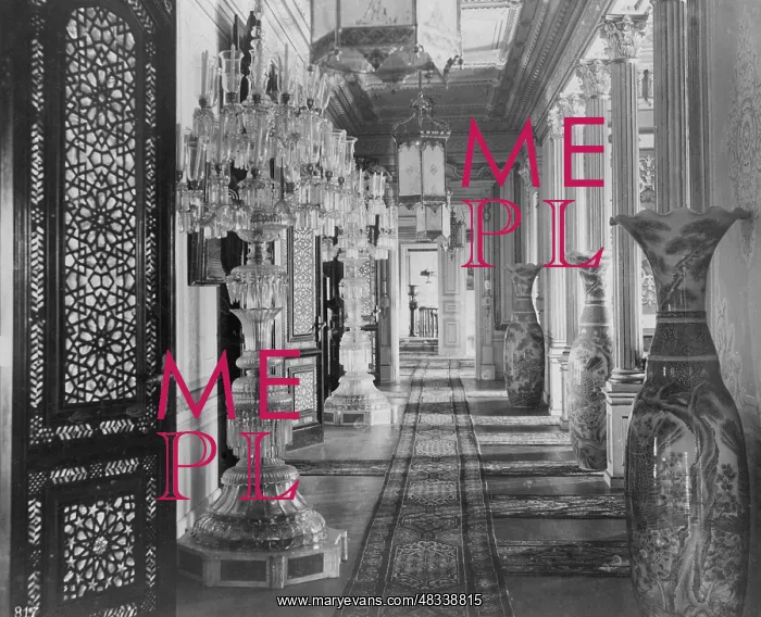 : Corridor at Dolmabahce Palace in Istanbul : Corridor at Dolmabahce Palace in Istanbul