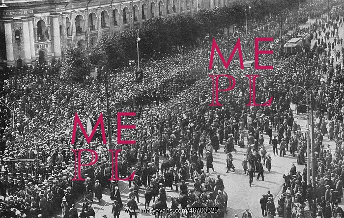 : Cossacks and crowds during Revolution, Petrograd, Russia : Cossacks and crowds during Revolution, Petrograd, Russia