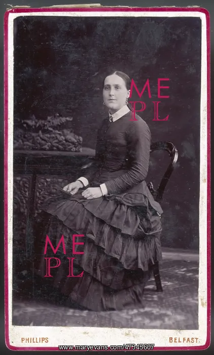 : COSTUME PHOTO - circa 1880 : COSTUME PHOTO - circa 1880