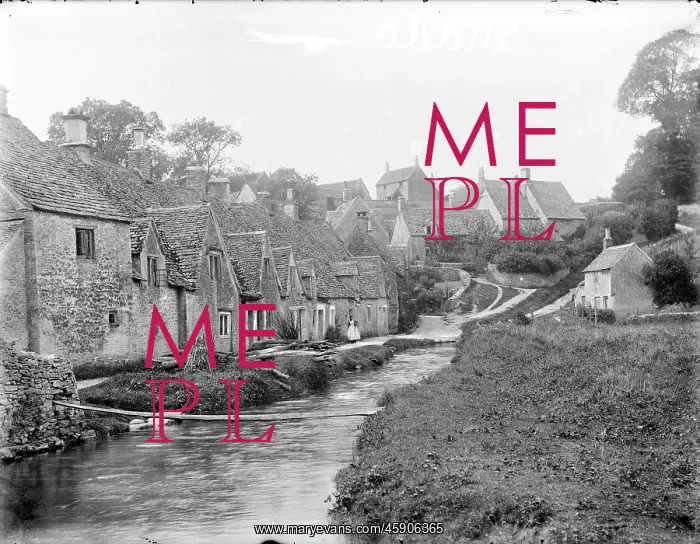 : Cotswold stone cottages on the river Coln : Cotswold stone cottages on the river Coln