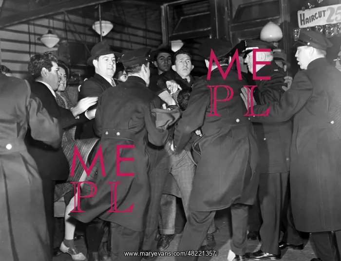 : Counter-demonstrators at the meeting of the German Ameri : Counter-demonstrators at the meeting of the German Ameri
