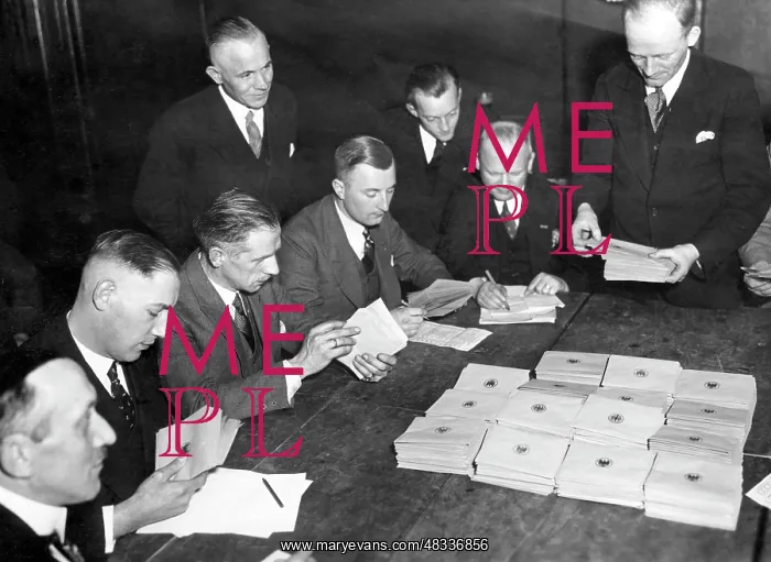 : Counting of votes after the Prussian Landtag elections, 1932 : Counting of votes after the Prussian Landtag elections, 1932