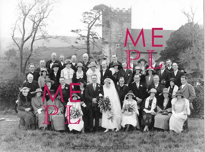  : Country wedding group photo