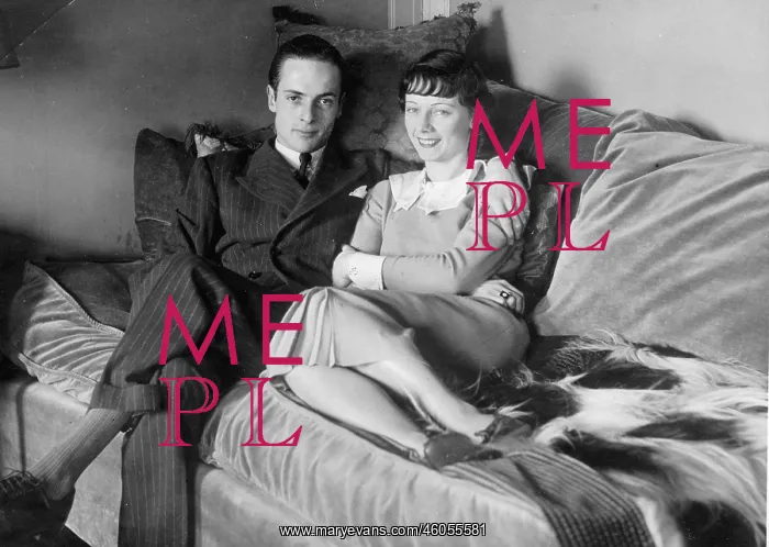  : A couple on a banquette