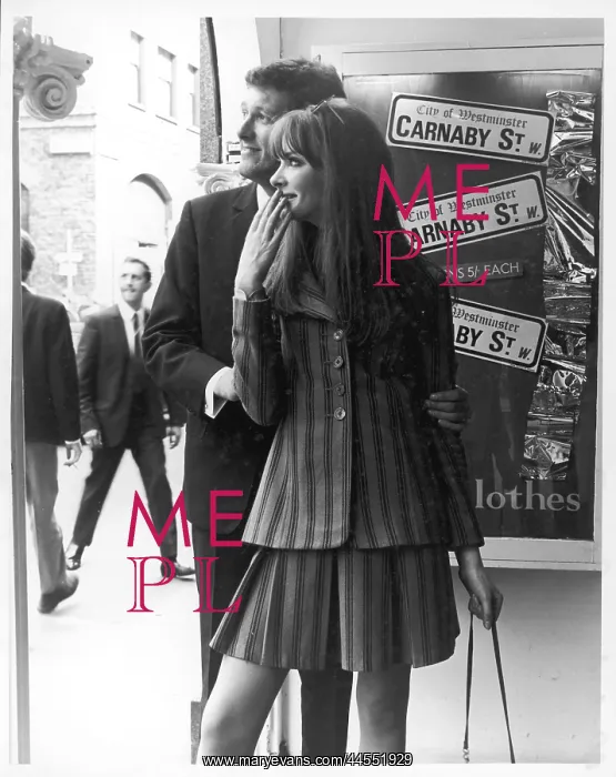  : A COUPLE ON CARNABY ST