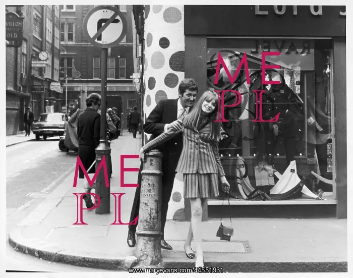  : A COUPLE ON CARNABY ST