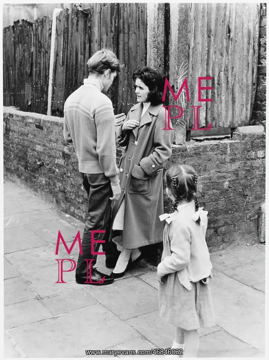 : COUPLE CHAT IN STREET : COUPLE CHAT IN STREET