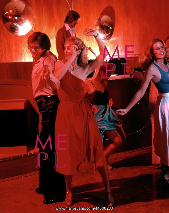 : COUPLE DANCING IN DISCOTHEQUE INDOOR : COUPLE DANCING IN DISCOTHEQUE INDOOR