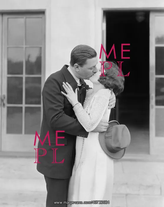 : Couple kissing outside : Couple kissing outside
