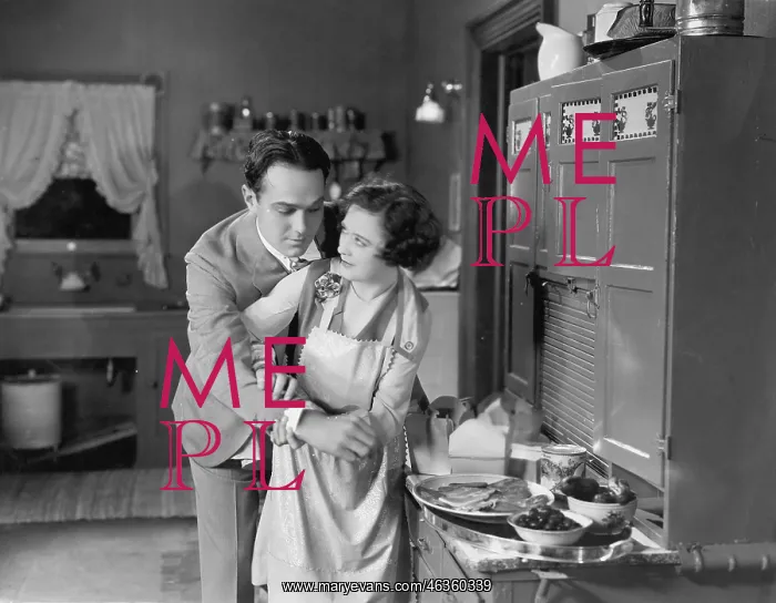: Couple in kitchen : Couple in kitchen