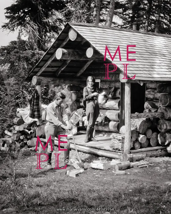 : Couple Living Vacationing Off the Grid in Log : Couple Living Vacationing Off the Grid in Log
