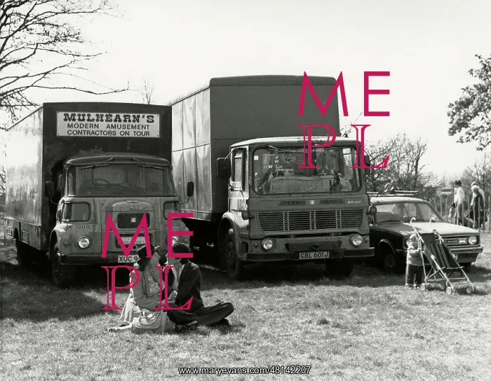 : Couple and lorries : Couple and lorries