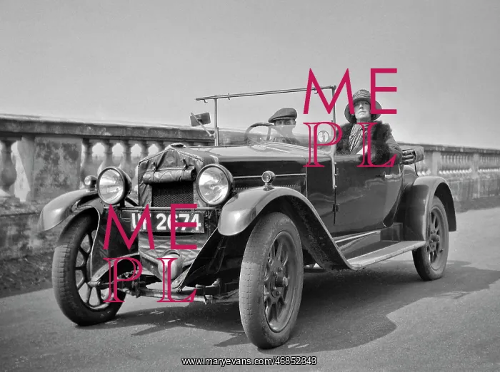  : Couple in an open-topped car
