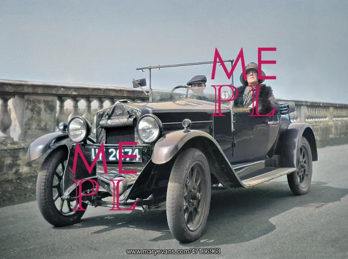  : Couple in an open-topped car