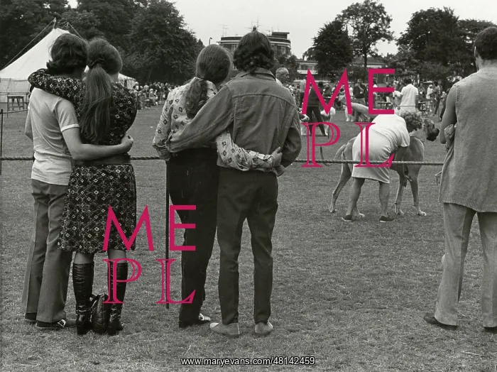 : Couple at outdoor dog show : Couple at outdoor dog show