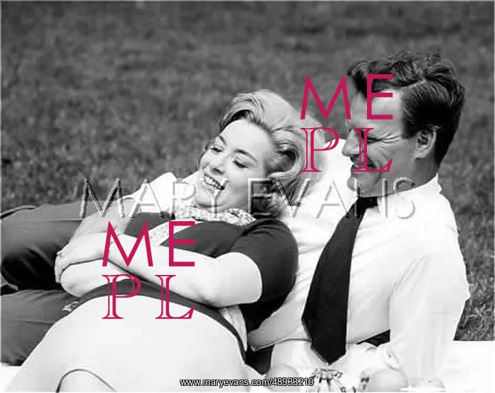 : COUPLE PICNICING : COUPLE PICNICING