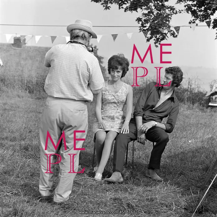 : Couple Posing For Photo : Couple Posing For Photo