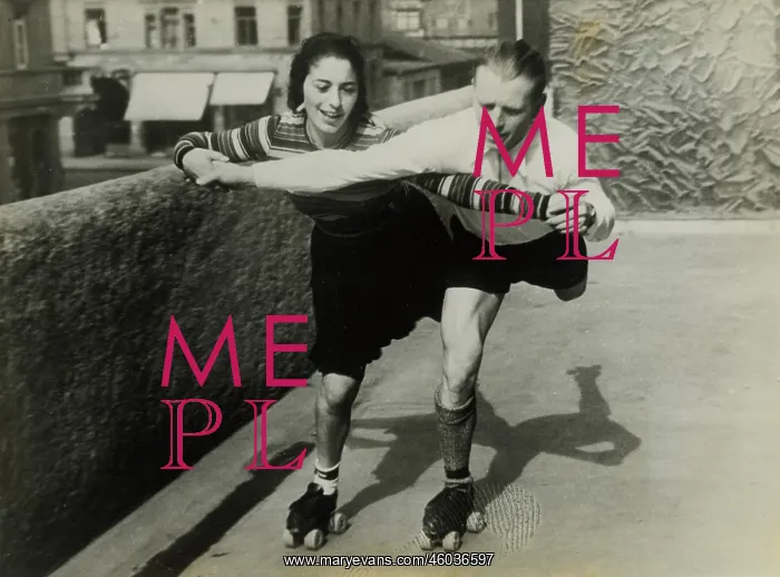 : Couple on roller skates : Couple on roller skates