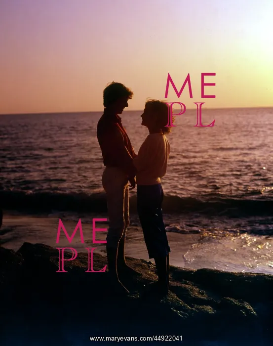 : Couple by the sea in the sunset, Cornwall