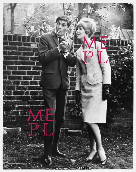  : COUPLE SMOKING