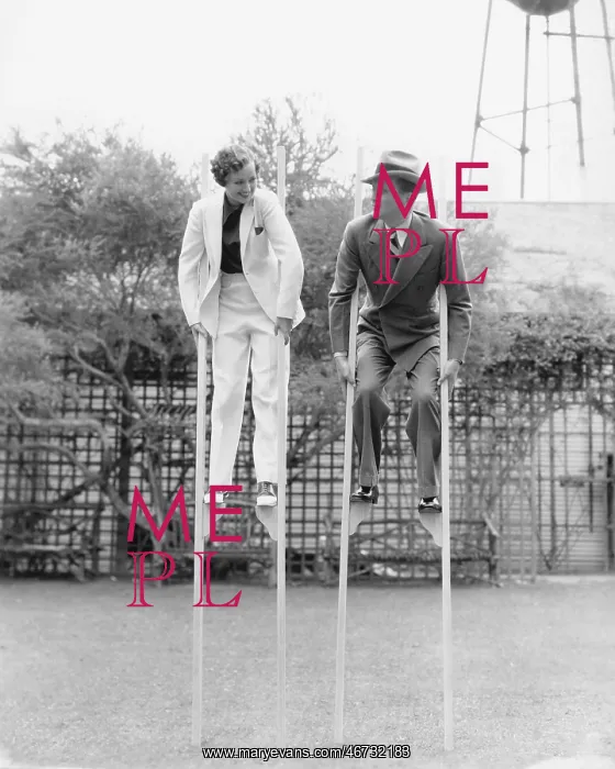 : Couple walking on stilts : Couple walking on stilts