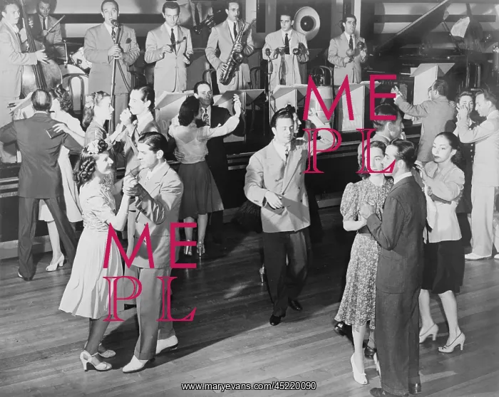 : Couples dancing to the orchestra of the ? : Couples dancing to the orchestra of the ?