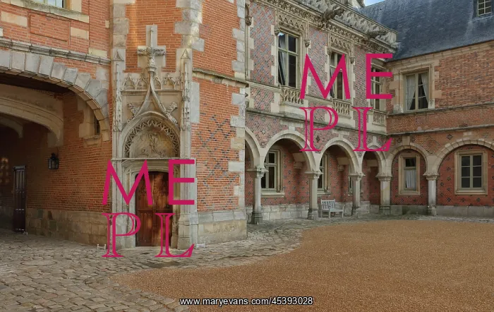 : Cour d'Honneur, Chateau de Maintenon, Eure-et-Loir, France : Cour d'Honneur, Chateau de Maintenon, Eure-et-Loir, France