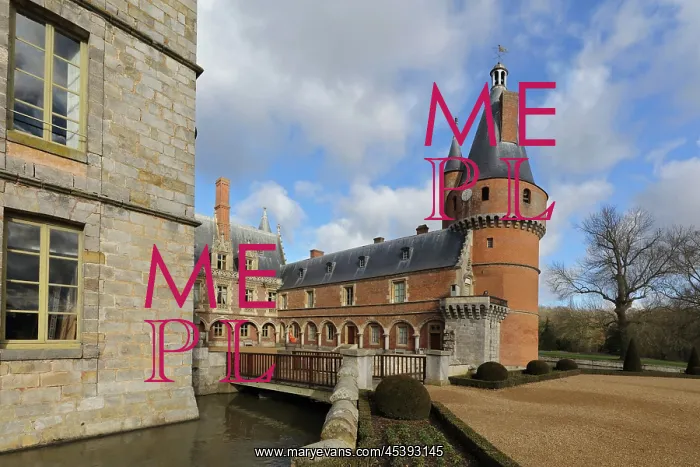 : Cour d'Honneur, Chateau de Maintenon, Eure-et-Loir, France : Cour d'Honneur, Chateau de Maintenon, Eure-et-Loir, France
