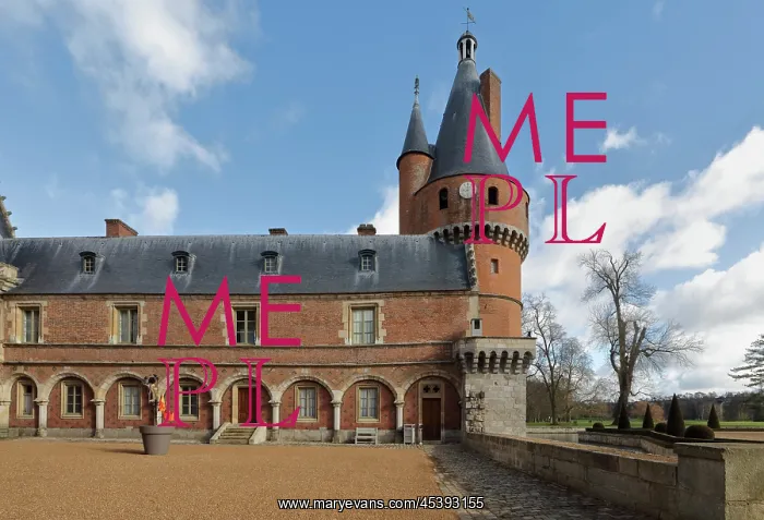 : Cour d'Honneur, Chateau de Maintenon, Eure-et-Loir, France : Cour d'Honneur, Chateau de Maintenon, Eure-et-Loir, France