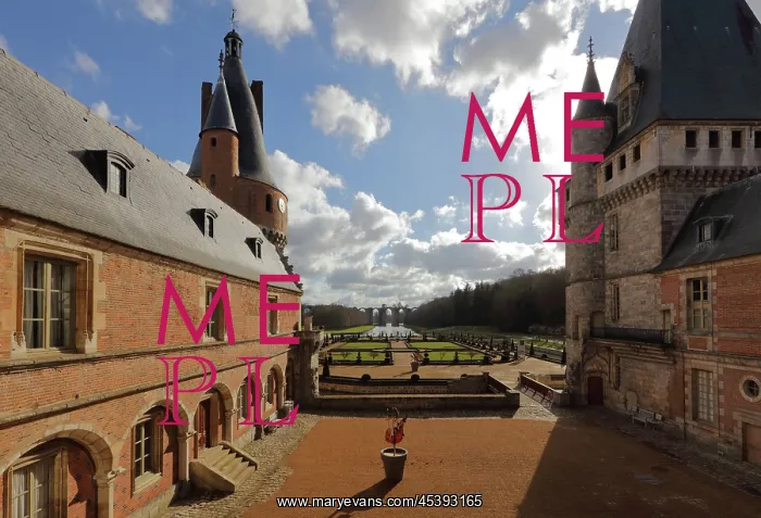 : Cour d'Honneur, Chateau de Maintenon, Eure-et-Loir, France : Cour d'Honneur, Chateau de Maintenon, Eure-et-Loir, France