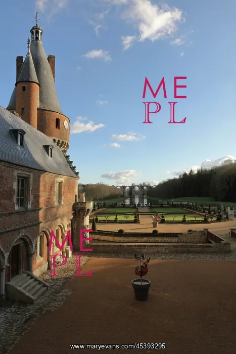 : Cour d'Honneur, Chateau de Maintenon, Eure-et-Loir, France : Cour d'Honneur, Chateau de Maintenon, Eure-et-Loir, France