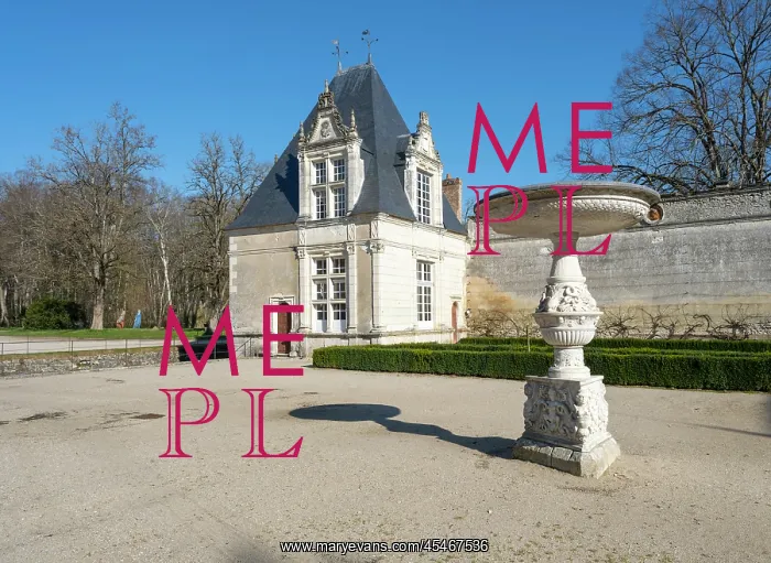 : Cour d'Honneur, Chateau de Villesavin, Tour-en-Sologne : Cour d'Honneur, Chateau de Villesavin, Tour-en-Sologne