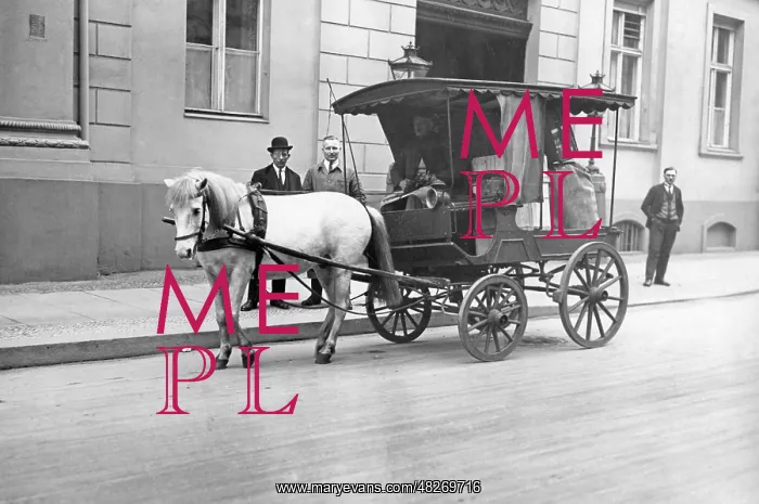 : Courier coach of the Foreign Office in Berlin, 1926 : Courier coach of the Foreign Office in Berlin, 1926