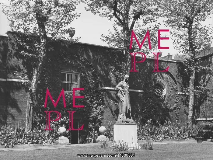 : COURTAULD GARDEN : COURTAULD GARDEN