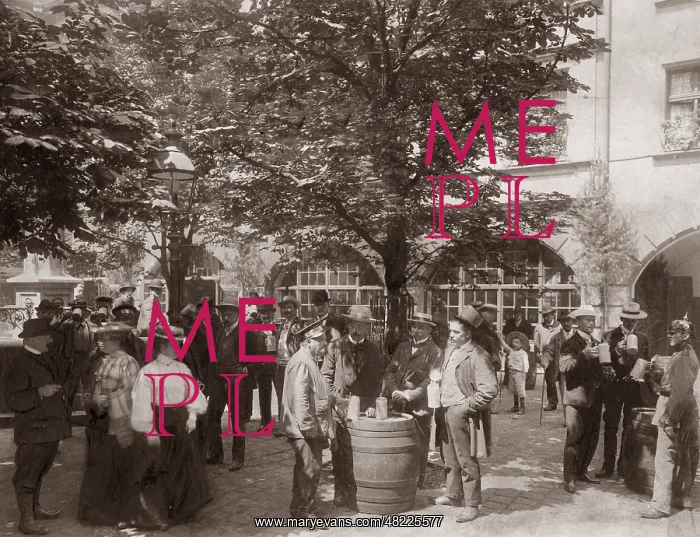 : Courtyard of the Hofbraeuhaus in Munich, 1909 : Courtyard of the Hofbraeuhaus in Munich, 1909